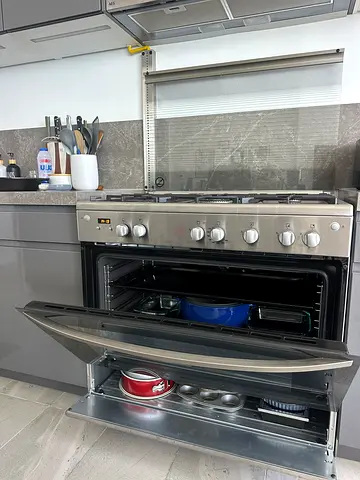 Frigidaire 5-burger Gas Cooker