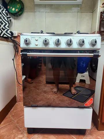 Midea 4-Burner Gas Cooker with 60 liter Oven.