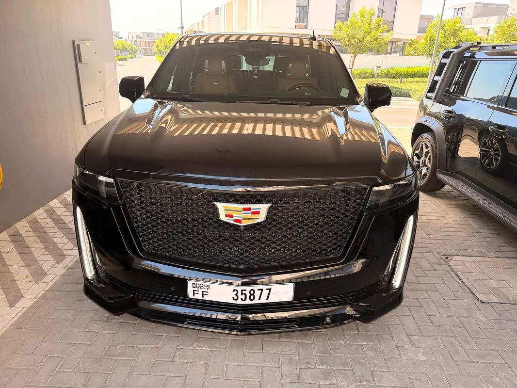 Cadillac Escalade 2022 — photo 1 of 9