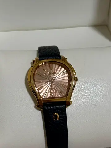 Ladies Aigner Gold-Tone Fashion Watch with Black Leather Strap السلام عليكم ورحمة الله وبركاته ساعة