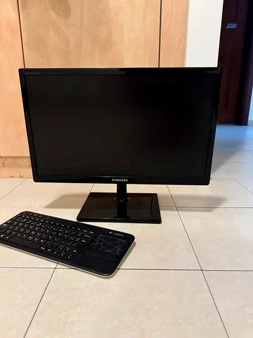 Samsung Monitor +Free Logitech Keyboard