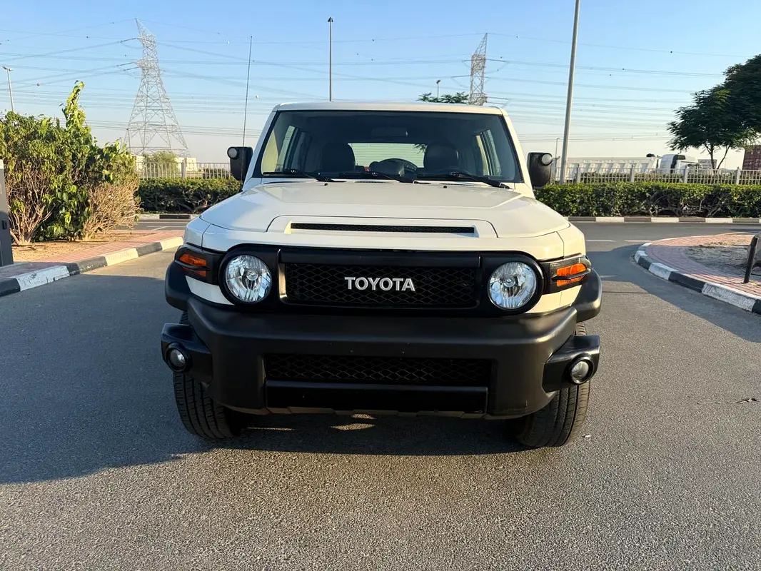Toyota FJ Cruiser 2023 — photo 1 of 17