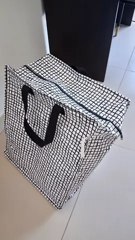 Storage with zip