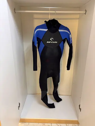 Size M - 3mm RipCurl wetsuit for watersports and surfing