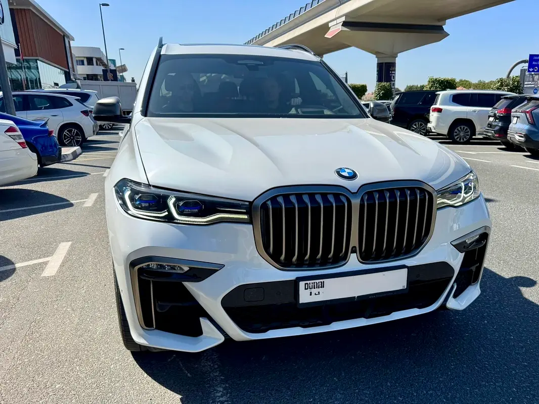 BMW X7 2022 — photo 1 of 10