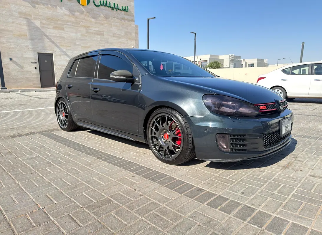 Volkswagen Golf 2011 — photo 1 of 9