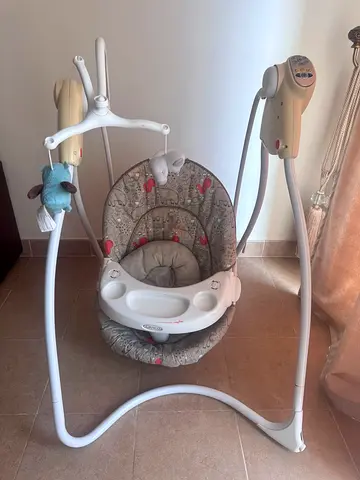 Graco Baby Swing with Mobile and Tray - Good Working Condition