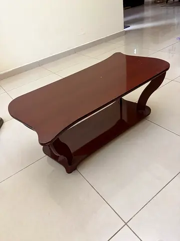 coffee table / center table with 2 side stools  in good condition