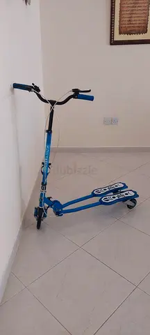 Blue Three-Wheel Twister Scooter / Carving Scooter — Good Condition