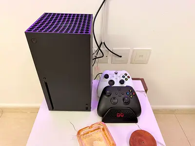 New Xbox series X 1TB. 2 Controllers 2 rechargeable batteries 1 charging station
