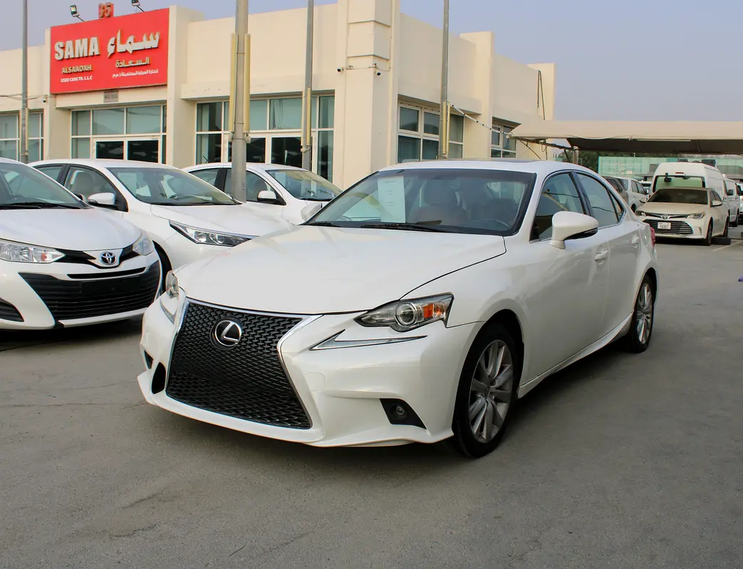 Lexus IS-Series 2016 — photo 1 of 12