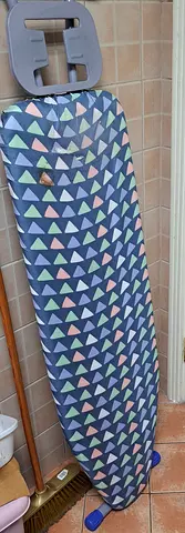 Ironing board with patterned cover – good condition
