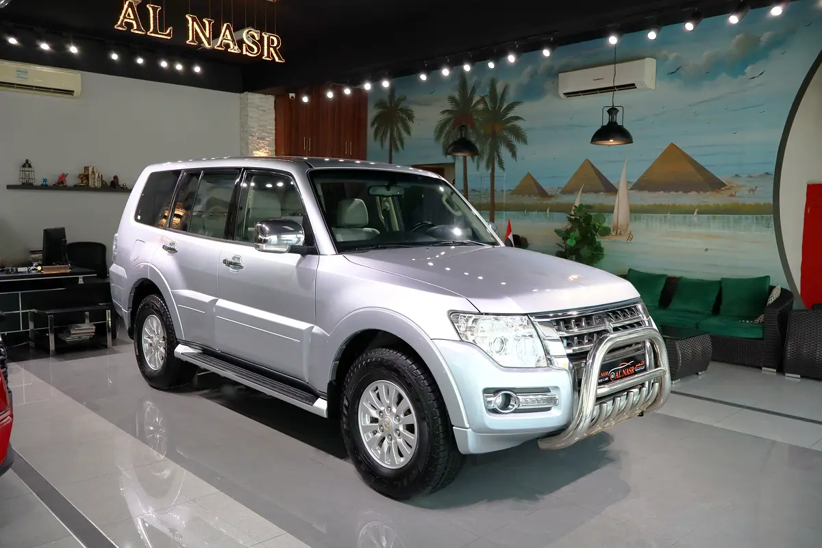 Mitsubishi Pajero 2015 — photo 1 of 17