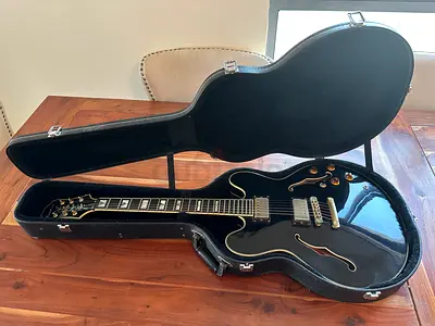 Epiphone Sheraton II Black Beauty - Gold Hardware - Korean Samick - Hard Case - Excellent Condition