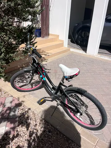 Used black and pink kids/teen bicycle - good condition