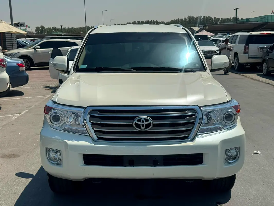 Toyota Land Cruiser 2015 — photo 1 of 10