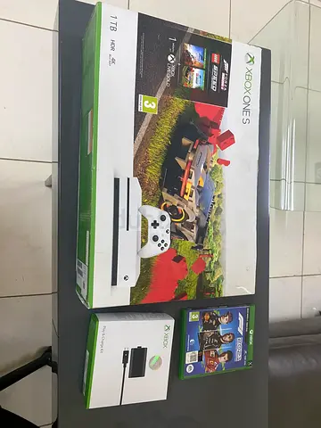 Xbox One S 1TB with box+chargeplay kit+gamecontroller