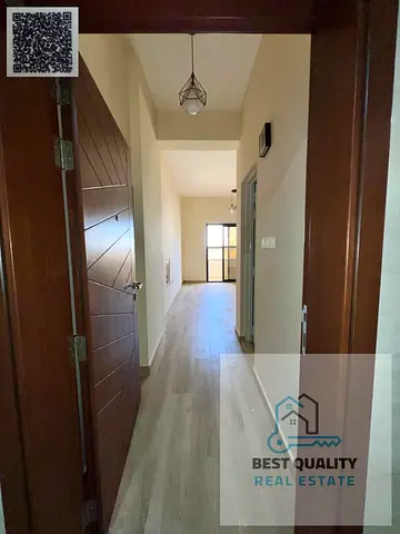 *شقة غرفة وصالة في بناية جديدة للإيجار السنوي