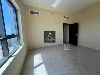 For annual rent in Ajman, Al Jurf area: 3 bedrooms, living room, 2 bathrooms, spacious, air-conditioned
