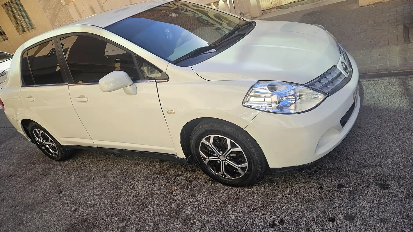 Nissan Tiida 2009 — photo 1 of 8