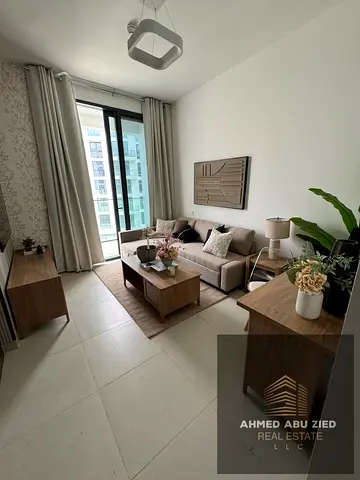 فرصة لا تُعوّض للسكن في واحدة من أجمل مناطق الشارقة وأكثرها هدوءاً وتميزاً.استوديو بمواصفات رائعة وتصميم عصري يوفر الراحة والخصوصية، مع موقع استراتيجى