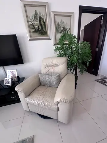 Cream Leather Recliner Armchair - Comfortable Single Seat, good condition