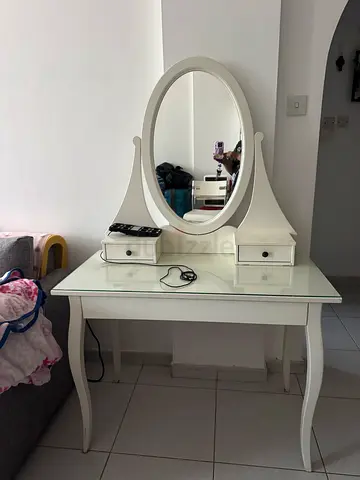 White Vintage Dressing Table with Oval Mirror and Drawers