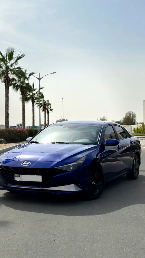 Hyundai Elantra 2022 — photo 1 of 9