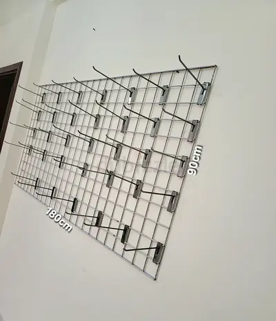 Wall-mounted metal grid display panel with 38 hooks (180x90cm)