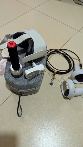Used VR headset with controllers and carrying case (exchange with anything else possible )