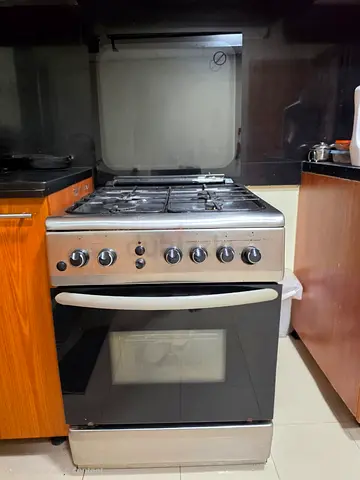 Used freestanding gas oven with 4-burner hob - good working condition