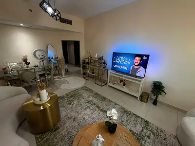شقة غرفة وصالة أول ساكن في كورنيش عجمان الموقع بالقرب من دوار السفينة وخلف مطعم ثمار البحر، في منطقة حيوية وسياحية قريبة من جميع الخدمات والمرافق.
