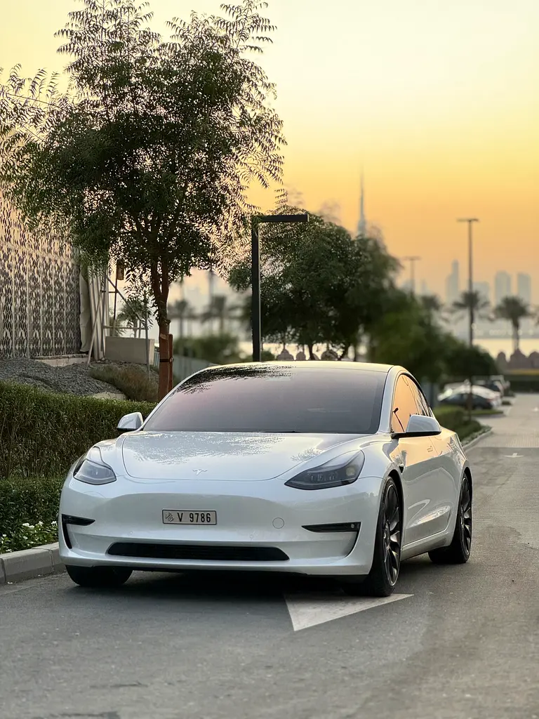 Tesla Model 3 2023 — photo 1 of 8