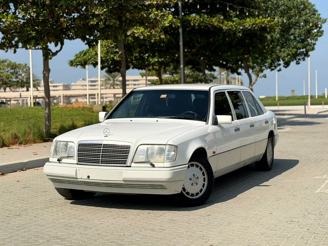 Mercedes-Benz E-Class 1995 — photo 1 of 17
