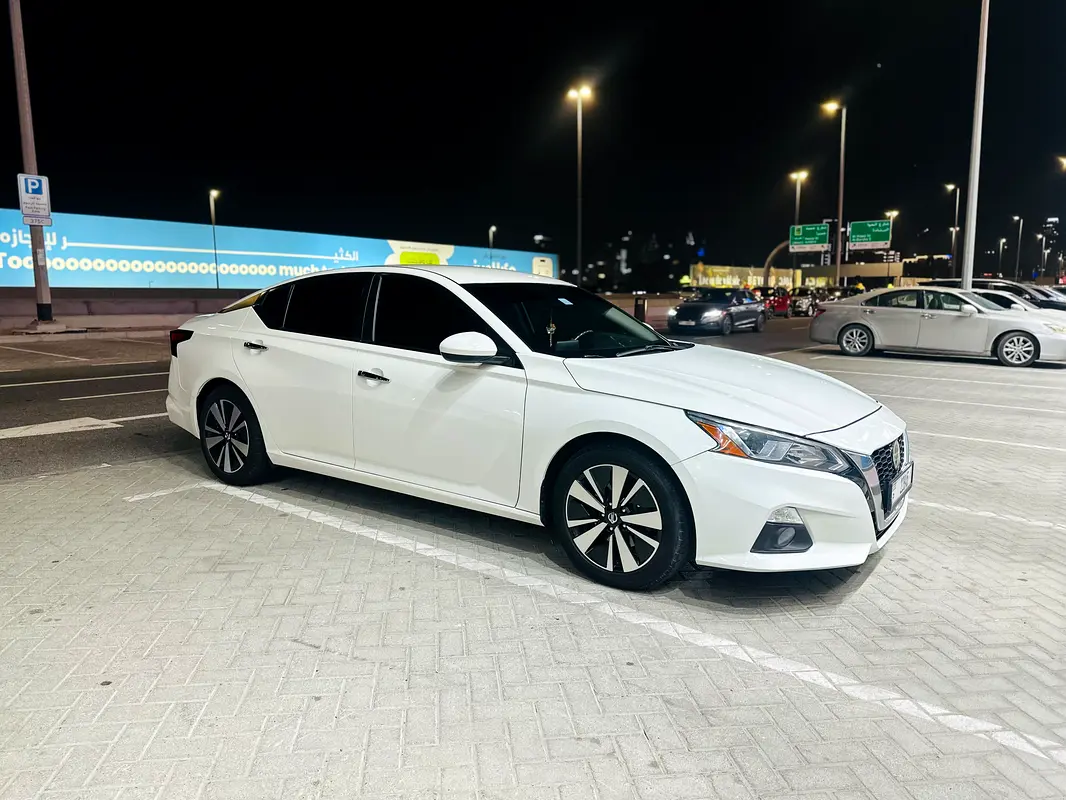 Nissan Altima 2019 — photo 1 of 10