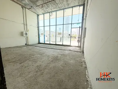 عرض مميز | محل تجاري مع تراس | يطل على الطريق الرئيسي | موقع متميز | جاهز للسكن