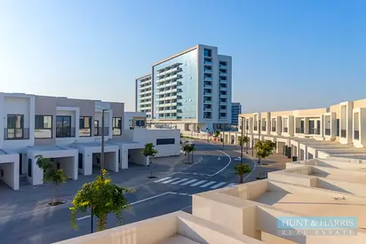 2 Bedroom Townhouse for Sale | Excellent Furnishing | Mina Al Arab
