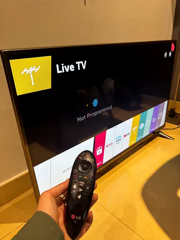 LG 43”  Flat Smart TV - Perfect  Condition (Wall Mount included)