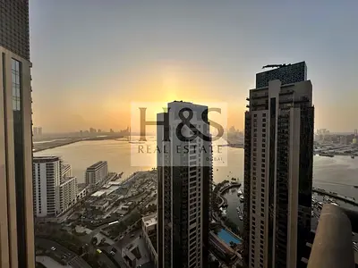 الطابق العلوي 3 غرف نوم | إطلالة على الخور والمارينا | شقة غير مفروشة
