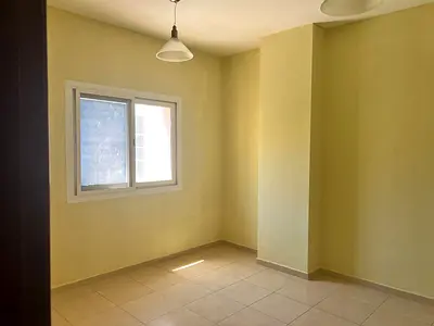 غرفه وصاله باطلاله مفتوحه بتشطيب حديث و تكييف اسبليت للايجار السنوى