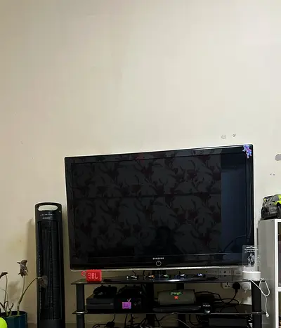 Samsung 32-40 LED TV with stand and accessories - good working condition