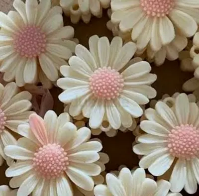 Handmade daisy-shaped candles— set of decorative floral candles