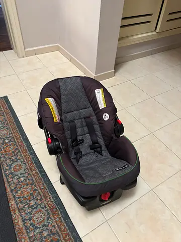 Baby car seat from graco! (Lightly used) (price negotiable)