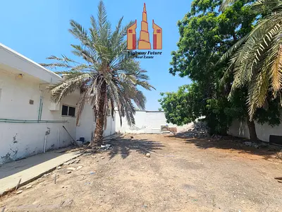3 Bed room Hall Majlis maids room 3 washroom big gardan 85k in mergab area
