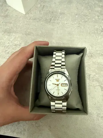Seiko 5 37mm Automatic With Textured White Dial. Reference Number: SNXG47K