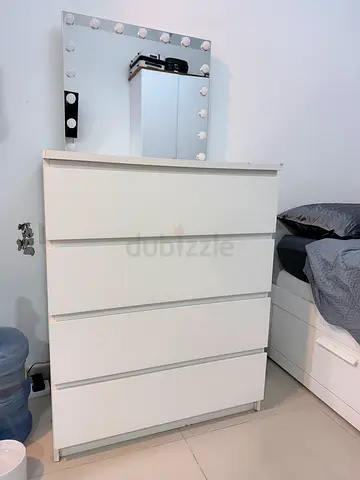 White 5-Drawer Chest / Dresser in Good Condition + makeup mirror