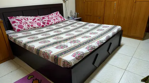 Dark Wood King size Bed 180*190, with mattress and Storage - Good Condition