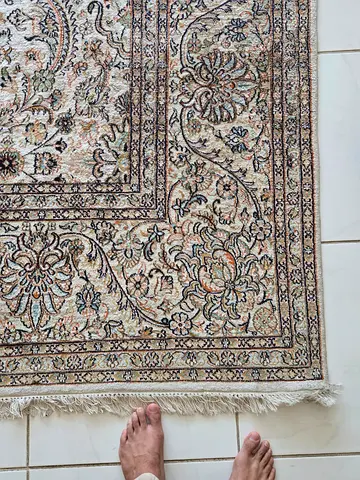 Kashmiri pure silk - Light beige Persian-style area carpet - good condition. Size 10/12