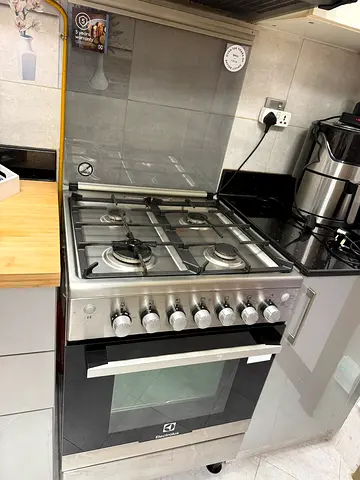 Stainless steel freestanding gas cooker with oven - good condition