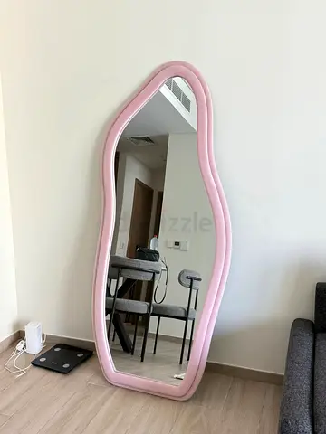 Full-Length Pink Freestanding Mirror - Modern Curved Frame